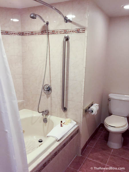 Sheraton Eatontown Hotel - Bathroom